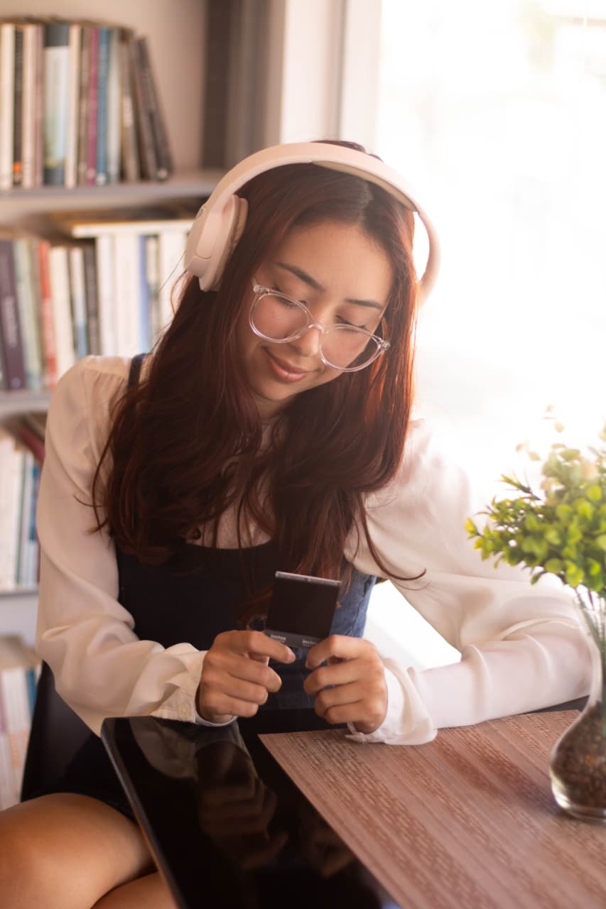 Ketlyn no Sebo Cultural Macaé, ouvindo música entre livros