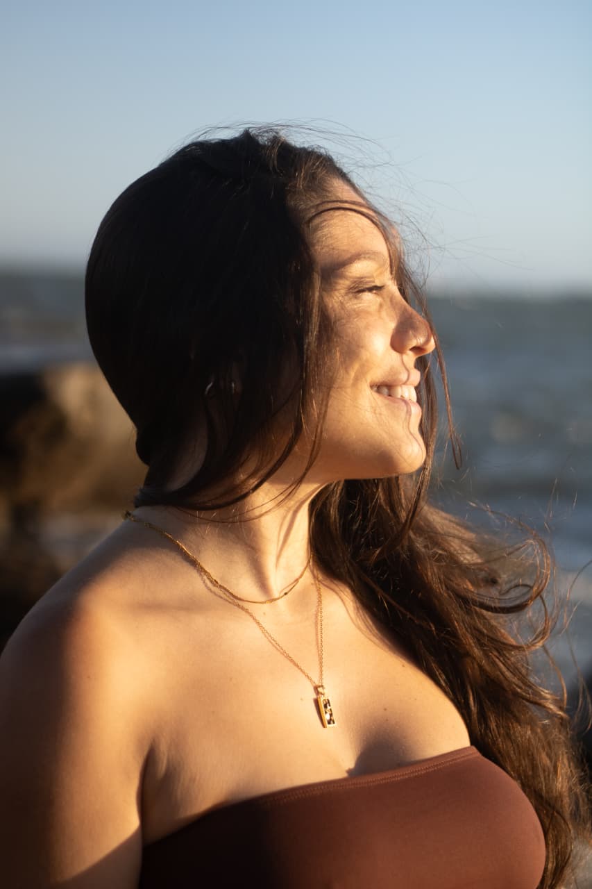 Retrato de perfil em luz dourada