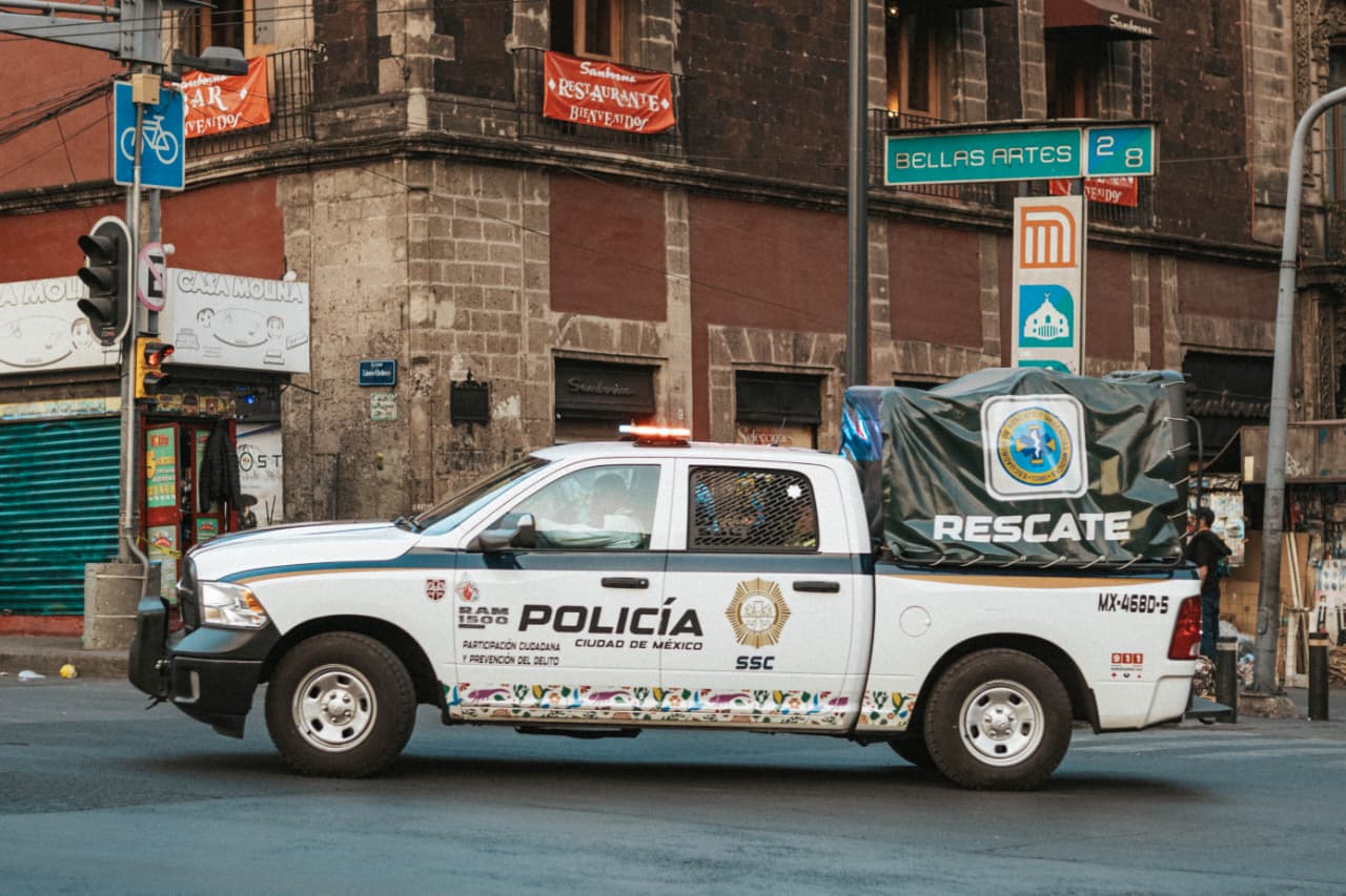 Viatura da Policía Ciudad de México na esquina de Bellas Artes