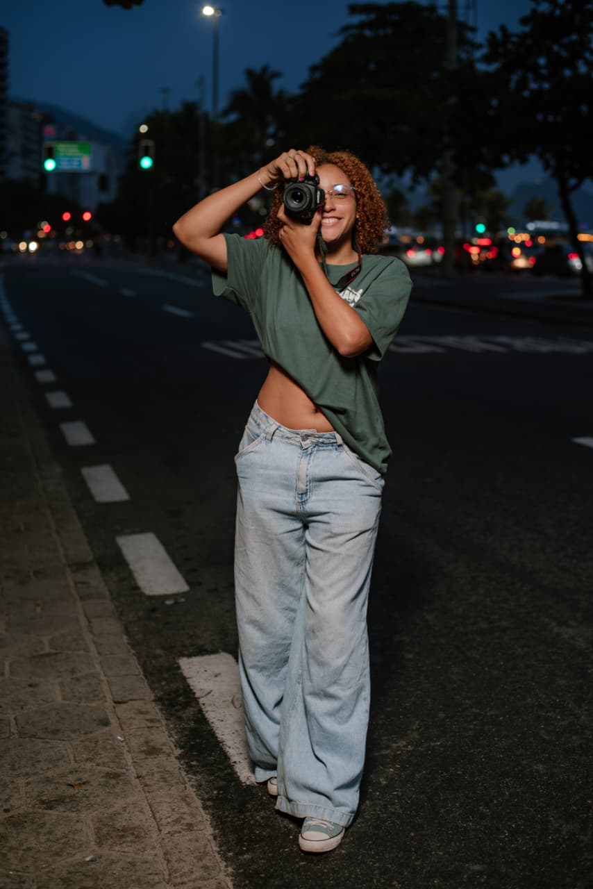 Leticia Prado fotografando à noite no Rio de Janeiro