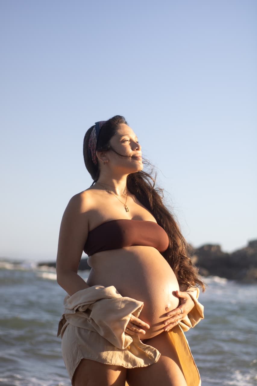 Monique solo na praia, luz dourada