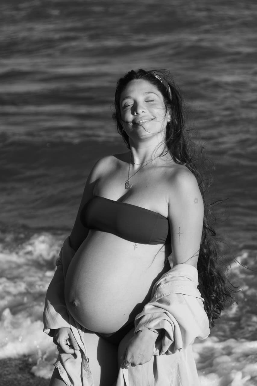 Monique sorrindo, foto preto e branco